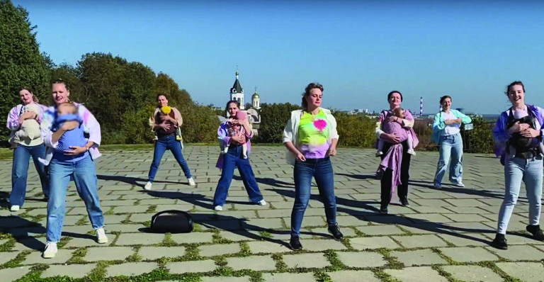 Владимирские мамы приняли участие в танцевальном флешмобе